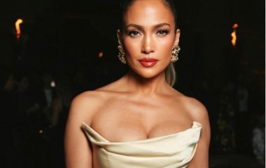 Как прибавить пару лишних лет при помощи одного платья? Неудачная инструкция от Дженнифер Лопес