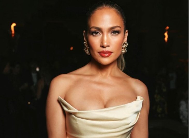 Как прибавить пару лишних лет при помощи одного платья? Неудачная инструкция от Дженнифер Лопес