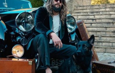 Актер Джейсон Момоа, сыгравший Аквамена, снял обручальное кольцо после заявления о разводе