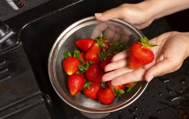 Рання полуниця може бути небезпечною: лікар пояснив, які ягоди краще не купувати у травні