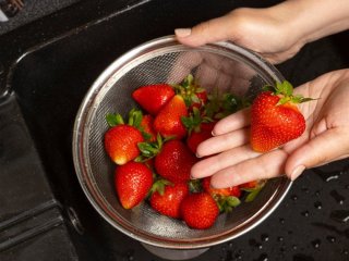 Рання полуниця може бути небезпечною: лікар пояснив, які ягоди краще не купувати у травні