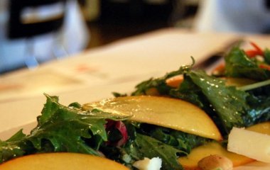 Салат из персиков и миндаля