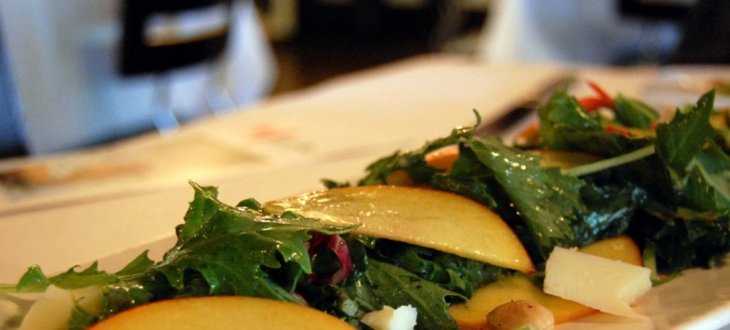 Салат из персиков и миндаля