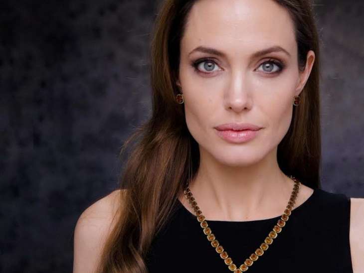 Анджелина Джоли посетила с детьми премьеру фильма “Дамбо»