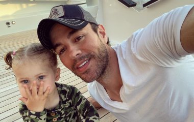 В сети появилось редкое фото двойняшек Энрике Иглесиаса и Анны Курниковой