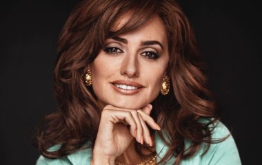 Пенелопа Крус вышла в свет в белом костюме