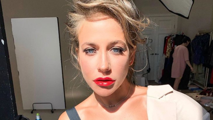 Нелепо вырядившаяся Барановская получила оплеуху