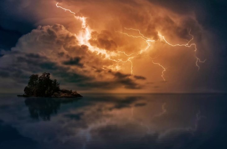 Чоловіка двічі вдарила блискавка, але він продовжив ловити рибу: яке його самопочуття