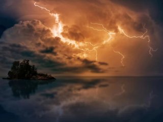 Чоловіка двічі вдарила блискавка, але він продовжив ловити рибу: яке його самопочуття