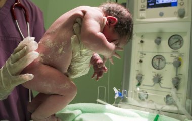 Таємний шлюб чоловіка розкрився після того, як друга дружина народила в лікарні, де працювала перша