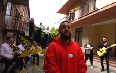 MONATIK прямо посреди улицы Днепра растрогал исполнением новой песни