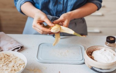 Хозяйки будут в шоке: как использовать кожуру от банана в быту
