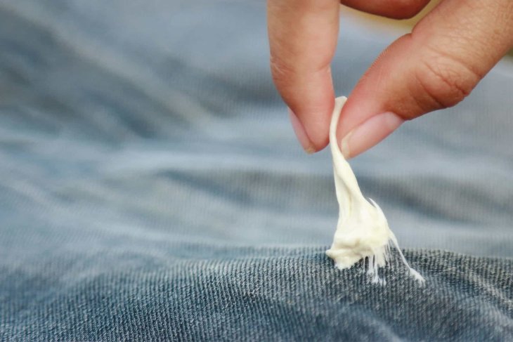 Как легко удалить прилипшую на одежду жевательную резинку: 4 лучших способа
