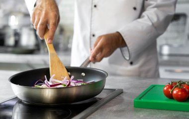 Їжа більше не прилипатиме до сковорідки: цей копійчаний продукт швидко вирішить проблему