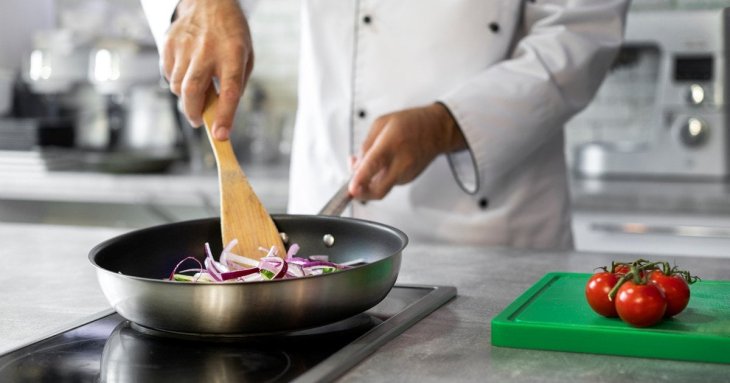 Їжа більше не прилипатиме до сковорідки: цей копійчаний продукт швидко вирішить проблему