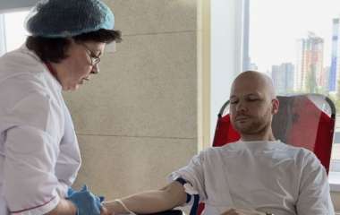 Украинские звезды показали, как сдавали кровь для военных