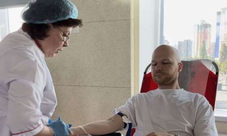 Украинские звезды показали, как сдавали кровь для военных
