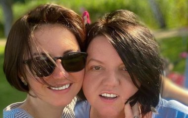 Оля Цыбульская впервые сделала своей маме макияж и ошеломила результатом