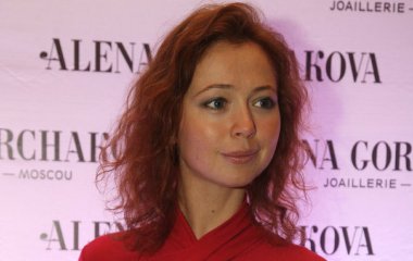 Елена Захарова позировала в полупрозрачном платье в горошек