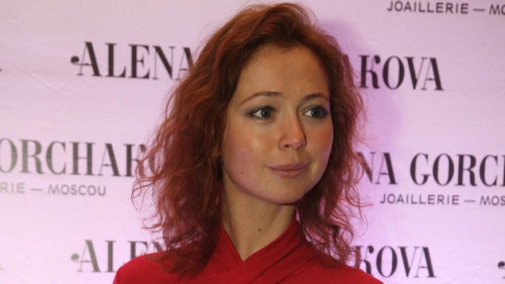 Елена Захарова позировала в полупрозрачном платье в горошек