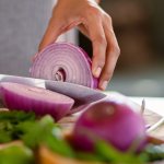 Можно ли есть давно нарезанный лук: эксперты прокомментировали слухи о яде в овоще