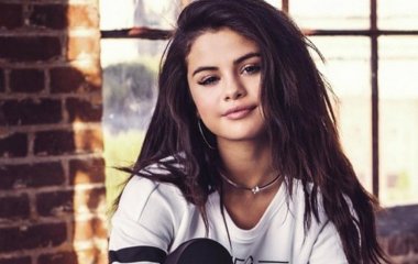 Удивила: Селена Гомес показала свою кожу без ретуши, и это понравилось ее поклонникам