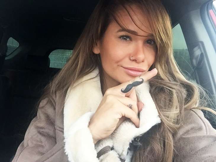 Айза Долматова не разделяет своих детей