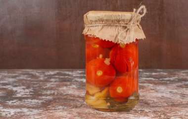 Рецепт маринованных помидоров на скорую руку: стерилизовать банки не нужно