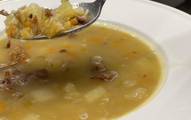Зігріє і наситить: рецепт горохового супу з копченими реберцями та сушеними грибами