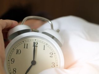   Прокидаєтеся раніше будильника й не можете заснути знову: що може порушувати   сон