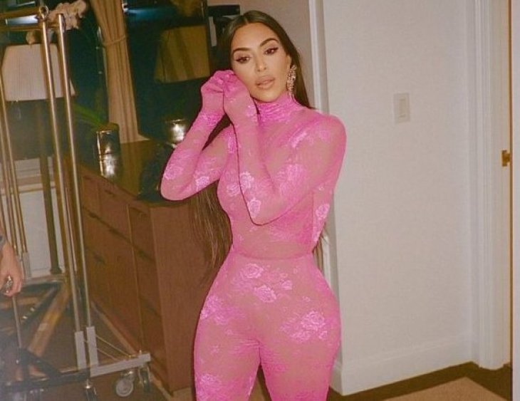 Откровенно: Ким Кардашьян примерила полностью прозрачный комбинезон