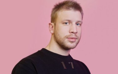 Иван Дорн снялся в видео, где лежит в ванной с йогуртом обнажённый 