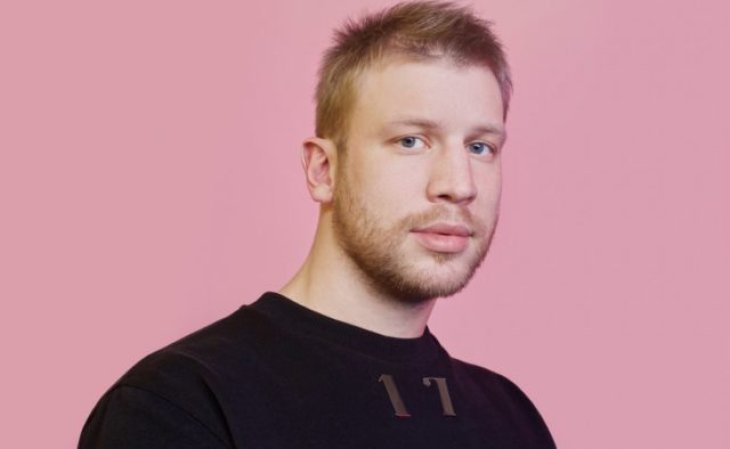 Иван Дорн снялся в видео, где лежит в ванной с йогуртом обнажённый 