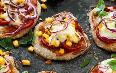 Мини-пицца с моцареллой и помидорами