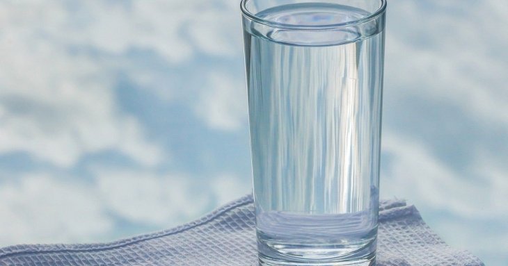 Лікарі розповіли, чому тепла вода вранці допомагає худнути