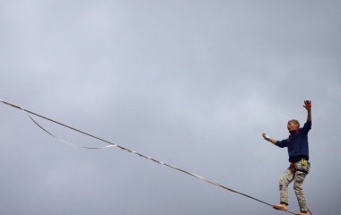 В Аргентине воришка-канатоходец умудрился украсть провода на большой высоте (ВИДЕО)