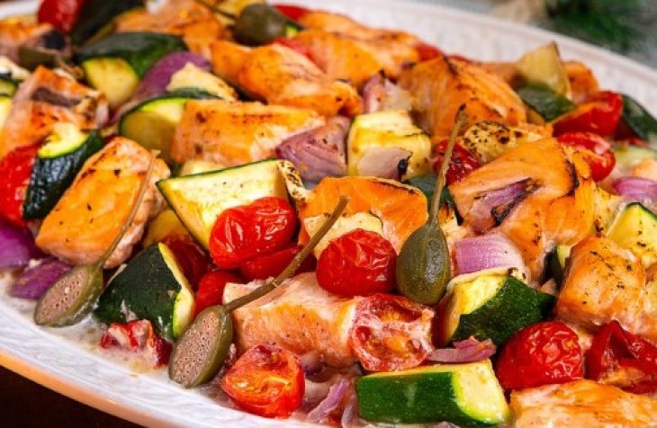 Запеченный лосось с цукини, пряным тимьяном и каперсами под сыром камамбер