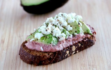 Брускетта со свекольным соусом и авокадо