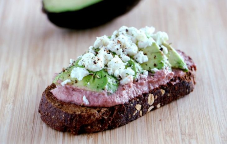 Брускетта со свекольным соусом и авокадо