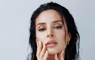 Злата Огневич в тесном корсете показала страстные кадры под дождем во время съемок клипа