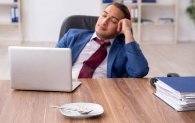 Ендокринолог пояснив появу сонливості після їжі