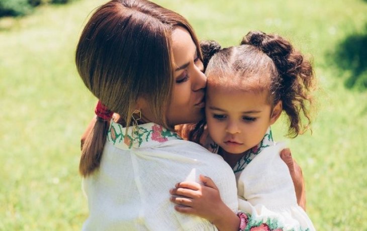 Гайтана на редком фото показала заметно подросшую 6-летнюю дочь