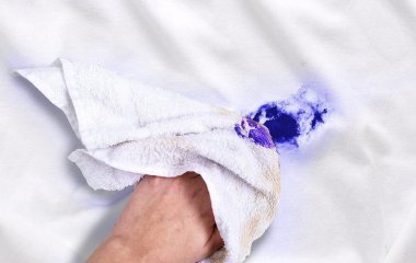 Як вивести чорнила від кулькової ручки з одягу: 11 перевірених способів для мам першокласників і не тільки