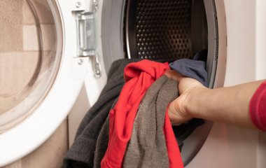 Цю помилку роблять 97% людей, не здогадуючись про неї: через це пральна машинка руйнує одяг