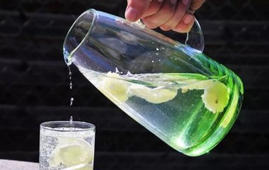Вода, лимон та сода: простий напій, який позбавить організм від зайвого жиру