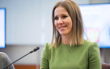Ксения Собчак позировала в Сочи в стильном платье