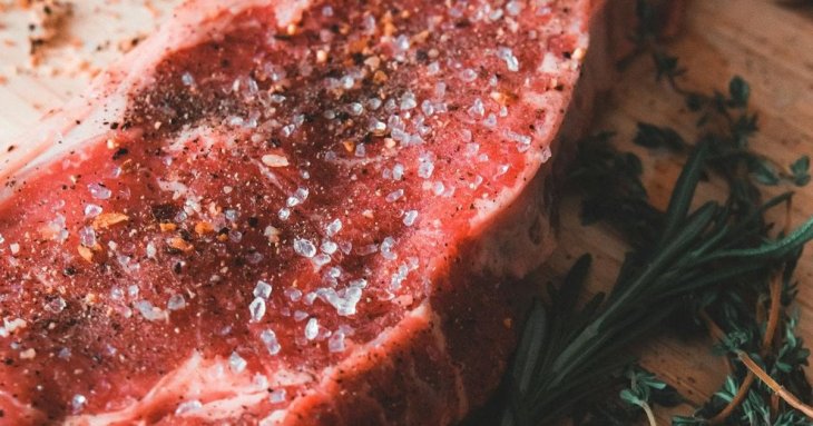 Не робіть так: помилка з сіллю, яка робить м’ясо жорстким — ось що треба знати