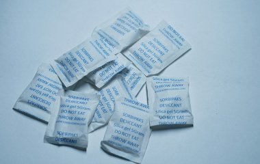 Навіщо в коробках із взуттям лежать пакетики силікагелю: прихована функція, про яку мало хто знає
