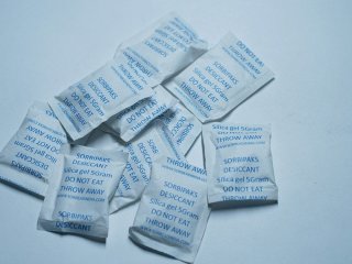 Навіщо в коробках із взуттям лежать пакетики силікагелю: прихована функція, про яку мало хто знає