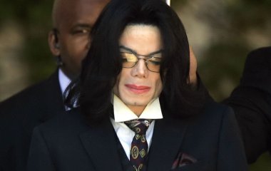 Покойного Майкла Джексона снова обвинили в педофилии